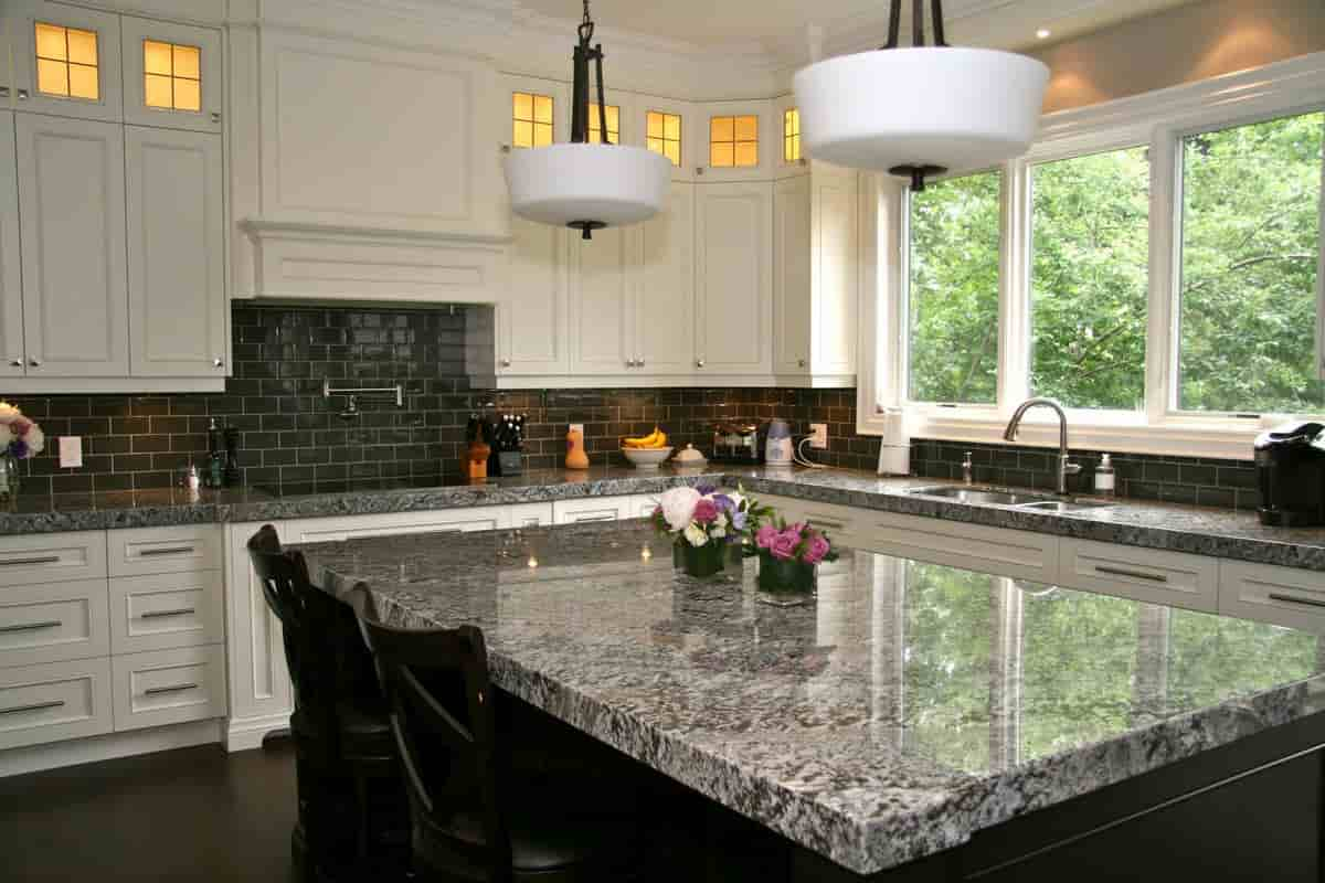  kitchen backsplash tile ideas with dark countertops 