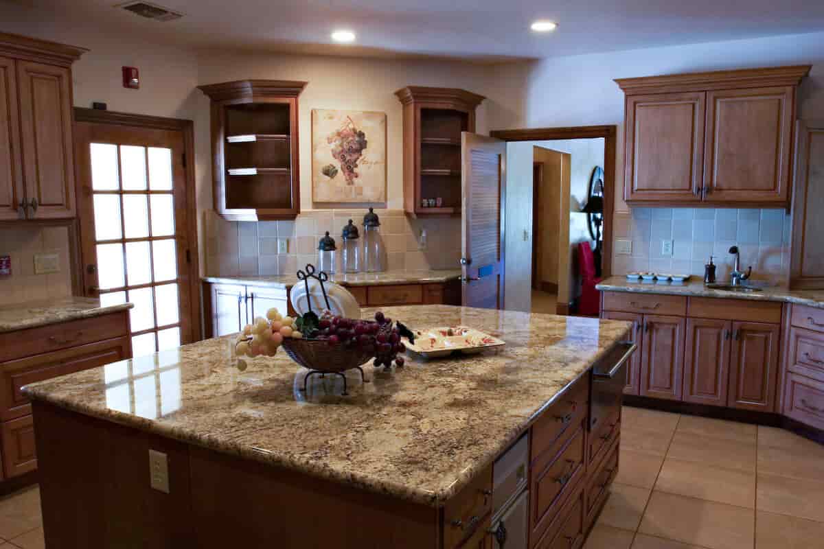  kitchen backsplash tile ideas with dark countertops 